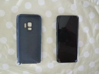 Samsung Galaxy Negro con funda