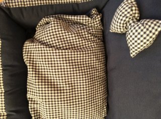Cama para perros azul y negra con lazo