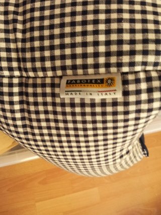 Cama para perros azul y negra con lazo
