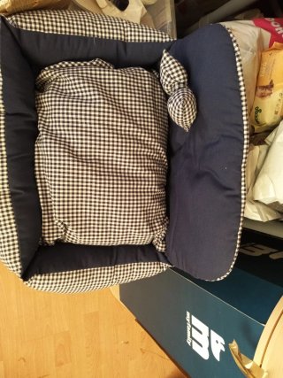 Cama para perros azul y negra con lazo