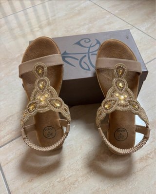 Sandali donna beige e oro con perline