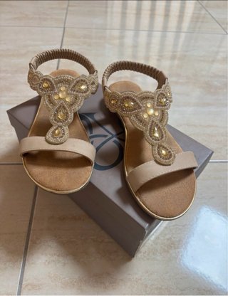 Sandali donna beige e oro con perline