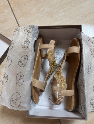 Sandali donna beige e oro con perline