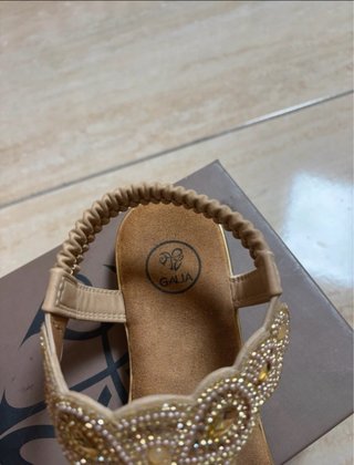 Sandali donna beige e oro con perline