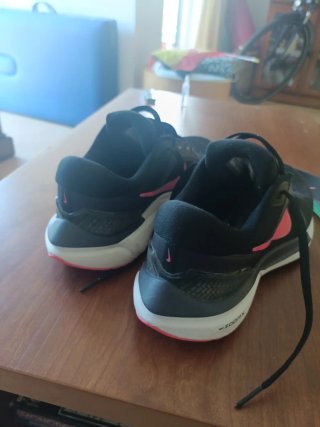 Zapatillas Nike Vomero 16 Negras y Rosas