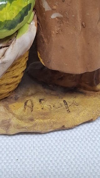 Figura mujer con sandías firmada