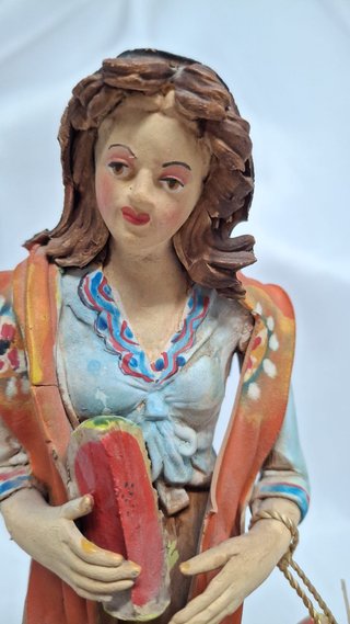 Figura mujer con sandías firmada