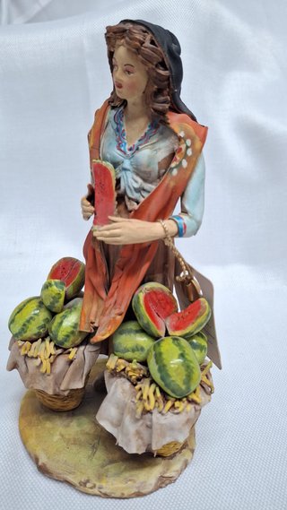 Figura mujer con sandías firmada
