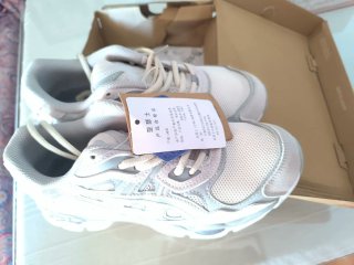 Deportivas Asics grises y blancas