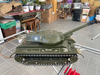 Tanque de juguete verde con leopardos