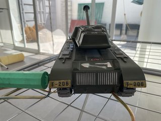 Tanque de juguete verde con leopardos