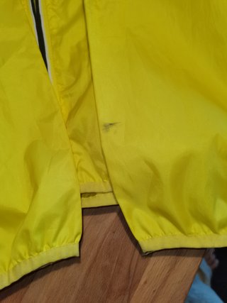 Chubasquero amarillo