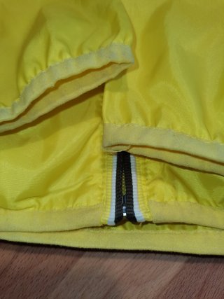 Chubasquero amarillo