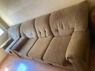 Sofa de tres plazas y sillon. El sofa mide 2.10