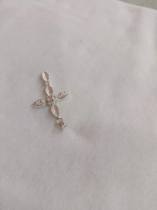 Preciosa Cruz Plata Hojas Laurel Circonitas