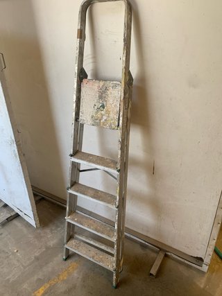 Escalera plegable de aluminio