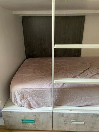 Habitación juvenil litera y armarios.
