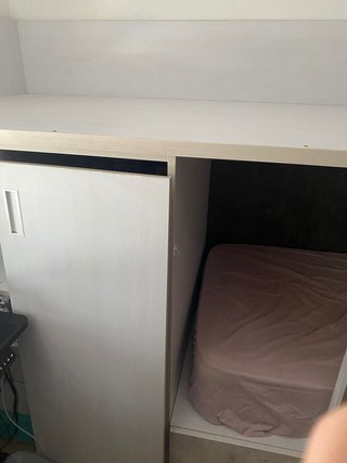 Habitación juvenil litera y armarios.