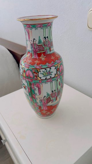 Jarrón antiguo de porcelana multicolor