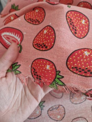 Tela de algodón con fresas tipo arpillera
