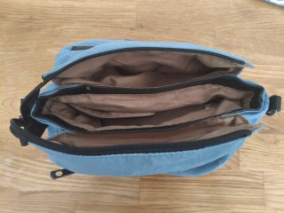 Bolso azul y negro