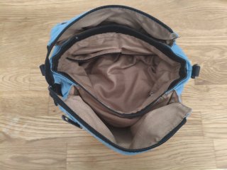 Bolso azul y negro