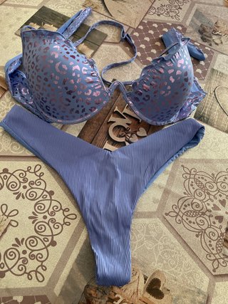 Costume bikini viola con stampa leopardata