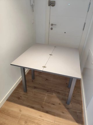 Mesa de cocina extensible gris y blanca