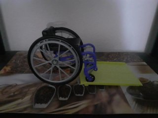 Silla de ruedas para muñeco Ken con plataforma