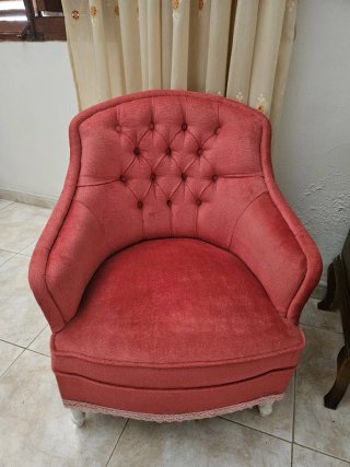 Sillón granate con tapicería de terciopelo