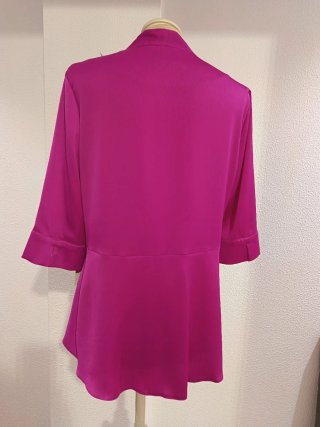 Blusa Magenta con Broche
