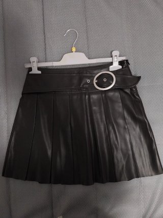 Minifalda polipiel Stradivarius negra con cinturón