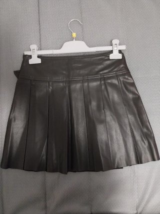 Minifalda polipiel Stradivarius negra con cinturón
