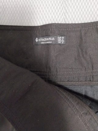 Minifalda polipiel Stradivarius negra con cinturón