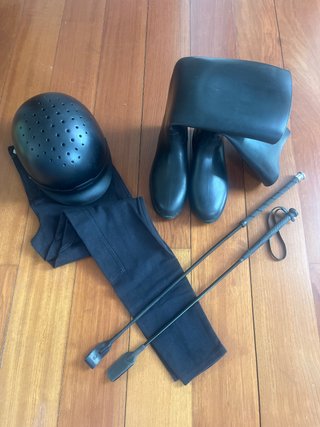 Conjunto Hípica: Casco, Botas, Pantalón y Fusta