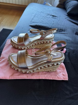 Sandalias doradas con plataforma muy elegantes