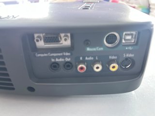 Proyector Epson EMP-50 y pantalla de proyección