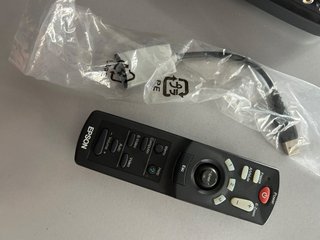 Proyector Epson EMP-50 y pantalla de proyección