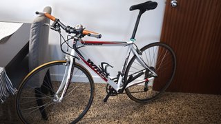 Bicicleta de carretera blanca y roja