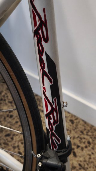 Bicicleta de carretera blanca y roja