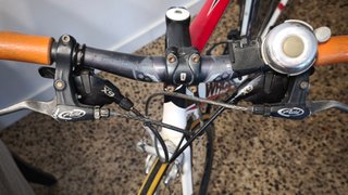 Bicicleta de carretera blanca y roja