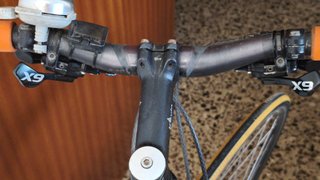 Bicicleta de carretera blanca y roja