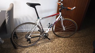Bicicleta de carretera blanca y roja