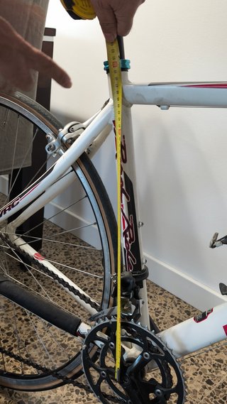 Bicicleta de carretera blanca y roja