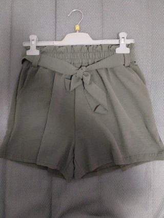 Pantalón corto verde oliva