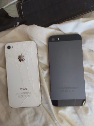 2 iPhones (Negro y Blanco)
