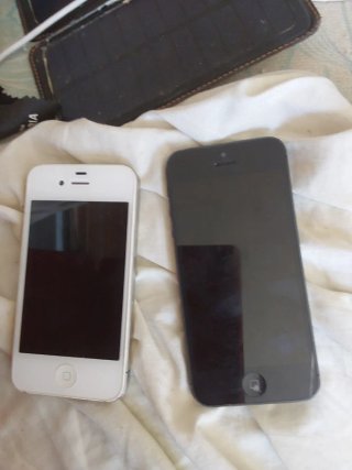 2 iPhones (Negro y Blanco)