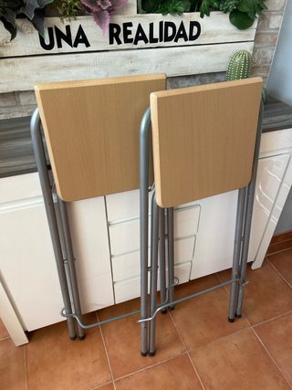 Lote dos taburetes altos plegables