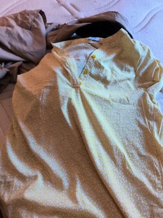 Ropa variada: negra y amarilla