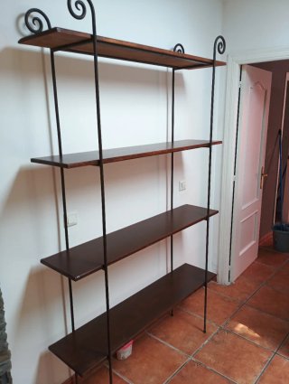 Scaffale in legno e ferro battuto
